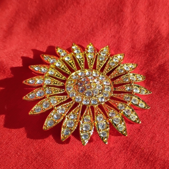 Vintage 1990s AVON Bold Starring Pin Gold Rhinestone Flower Brooch - Picture 1 of 8